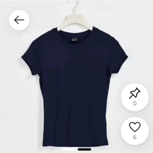 Mörkblå tight t-shirt från Gina Tricot - Enkel och stilren mörkblå t-shirt från Gina Tricot med tight passform och korta ärmar. T-shirten har rund halsringning och är gjord i mjuk bomull, perfekt att matcha med jeans eller kjol för en clean look.