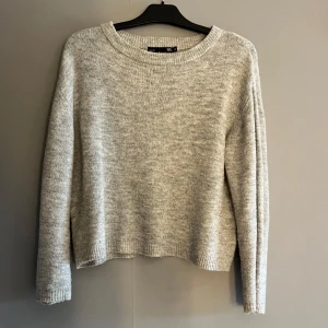 Ljusgrå stickad tröja från 157 - Supermjuk ljusgrå stickad tröja från 157 med rund halsringning och ribbade muddar. Storlek XS