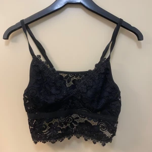Svart spetsig Bralette  - Svart spetsig bralette med transparang rygg och justerbara axelband, som ny. Ställ frågor om ni undrar över något 💕💕