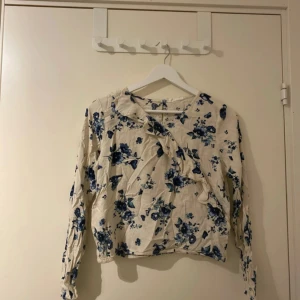 Blus  - Super söt blus i storlek 158/164 men skulle säga att den passar en xs också 💗