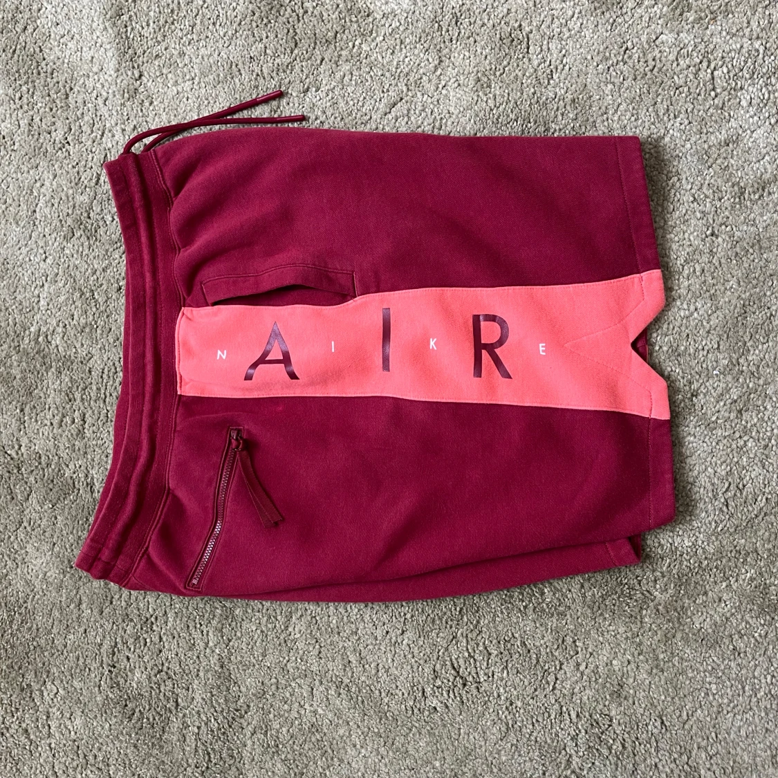 Nike Air vinröda shorts  - 2