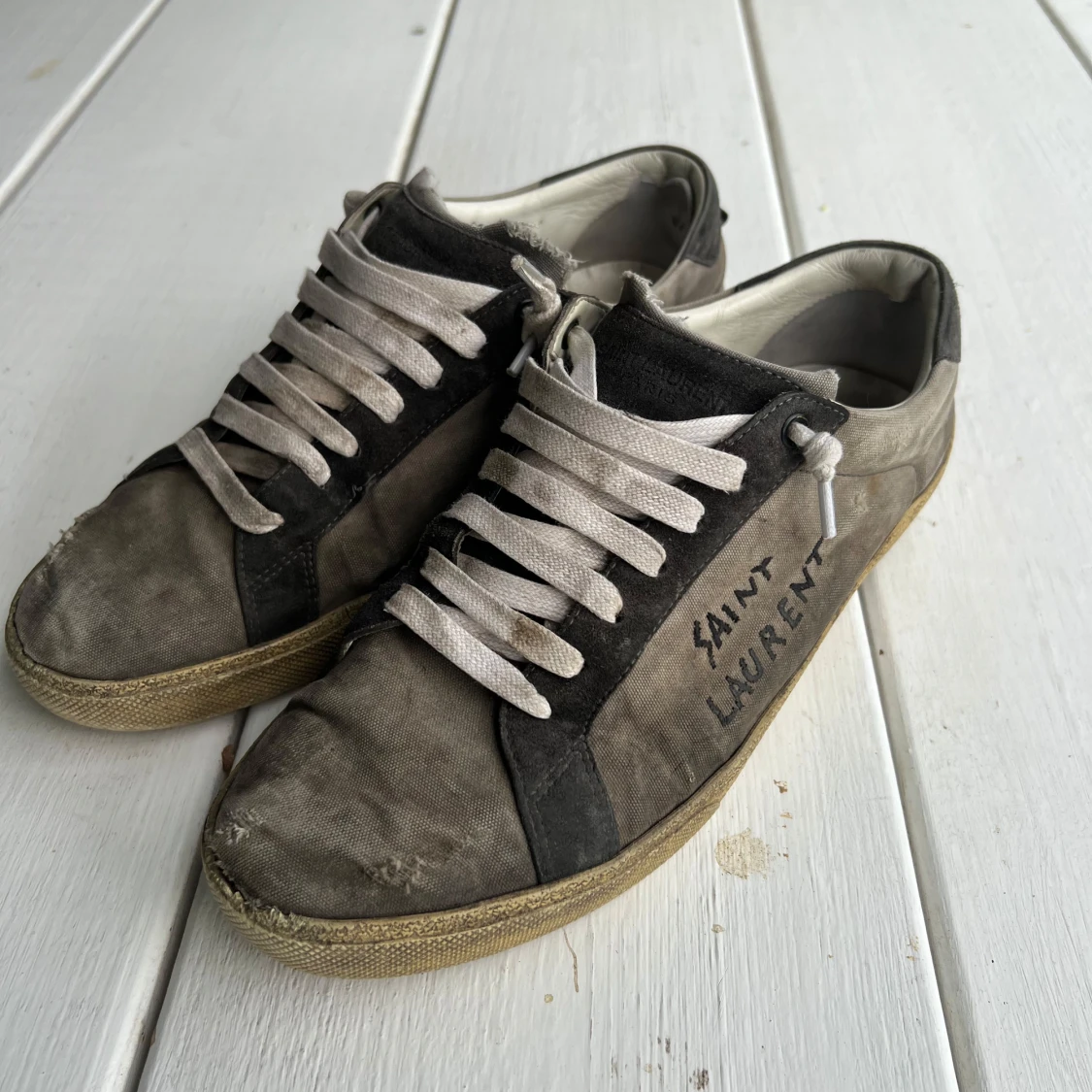 Saint Laurent grå sneakers med svart detalj - 2