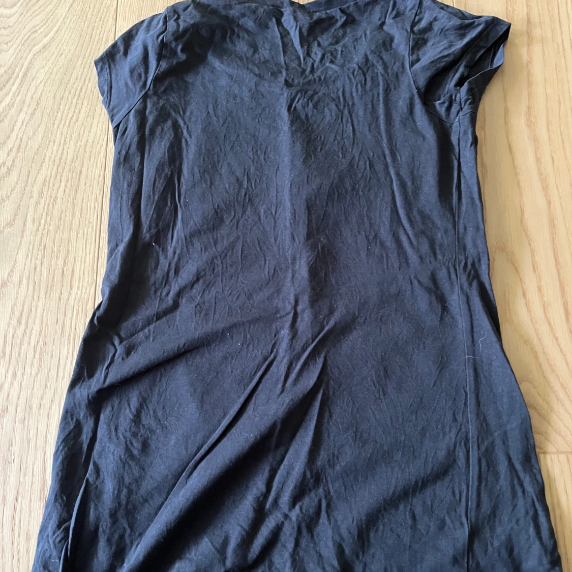 Svart t-shirtklänning Warp med tryck - 1