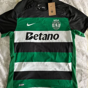 Sporting Lissabon matchtröja 24/25 - Sporting CP fotbollströja från Nike, helt ny aldrig använd med lapp kvar. Säljer då den inte passar mig. 