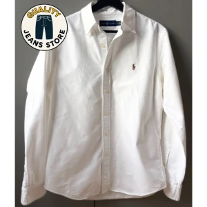 Ralph lauren skjorta - Klassisk vit skjorta från Ralph Lauren i 100% bomull i storlek M. Skick: 8/10, skjortan är i mycket fint skick, men det finns några små grå fläckar. Fläckarna är knappt synliga och inget man märker om man inte kollar riktigt noga! Kan ses på bild 4. 