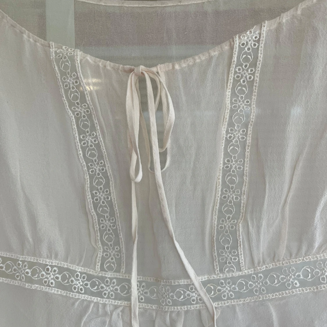 Vit blus med spets och knytband - 1