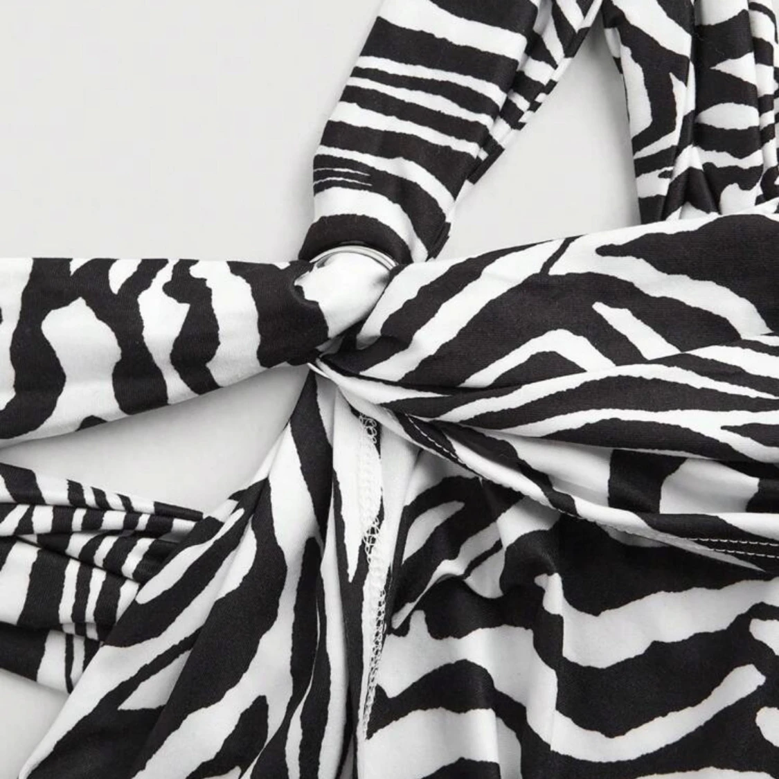 Zebramönstrad linnetopp med twistade axelband - 2