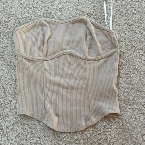 Säljer massa toppar från shein för 15 kr st. Beige ribbad korsett-topp - Säljer massa toppar från shein så gå in på min profil och kika. Strl xs. Ej använd 