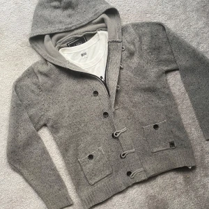 Grå stickad zip hoodie - En sjukt fet och unik zip hoodie!🌤️ | Storlek L, men passar även M | Hör av dig vid fler frågor!👊