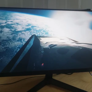 Samsung Monitor - Bilderna visar en datorskärm från Samsung. Samsung LF24T350FHR. Knappt använd, och fungerar helt utmärkt. Skriv om ni har några frågor. 