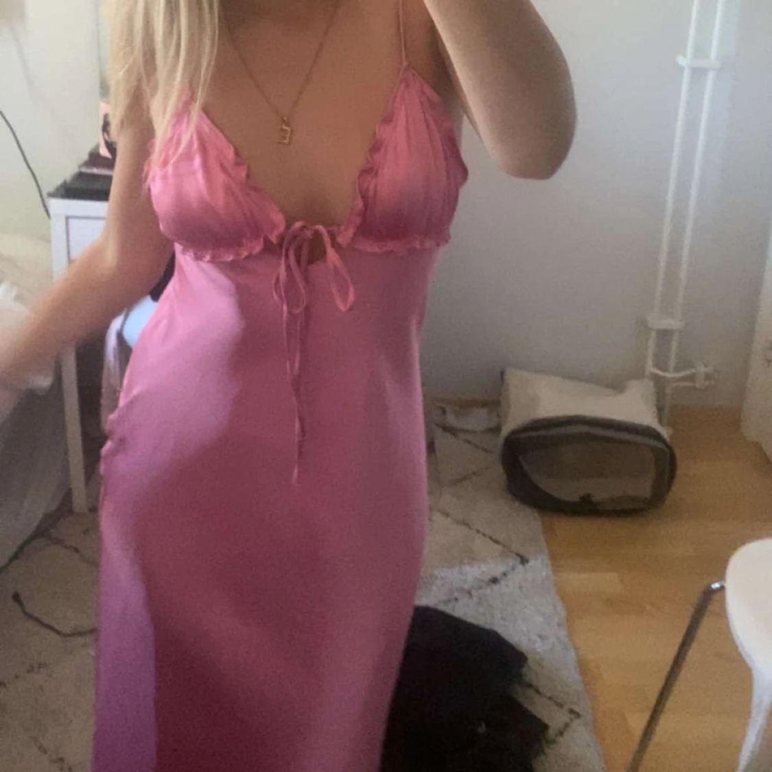 Rosa långklänning med volangdetaljer - 1