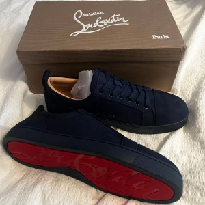 Mörkblå sneakers från Christian Louboutin - Sprillans nya Louboutins utan spikar!😍 Kom DM om du har några frågor, vi har svar på allt 🤩 Storlek: 43  Pris: 1990 på frakt. 🚚 📦 Kommer med original förpackning