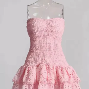 Rosa axelbandslös kortklänning Twotwinstyle - Supersöt rosa kortklänning från Twotwinstyle med smockad överdel och volangig kjol. Axelbandslös modell med broderade detaljer och hålmönster i tyget. Perfekt för sommarens alla tillfällen när du vill sticka ut lite extra. Är i storlek s men den är töjbar så funkar i storlek xs och m. Säljer nu för halva priset! Skickar inom 1-3 dagar. 