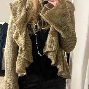 Kofta - Säljer denna så fina stickade koftan🫶🏻finns ingen storlek i den men passat mig som har S