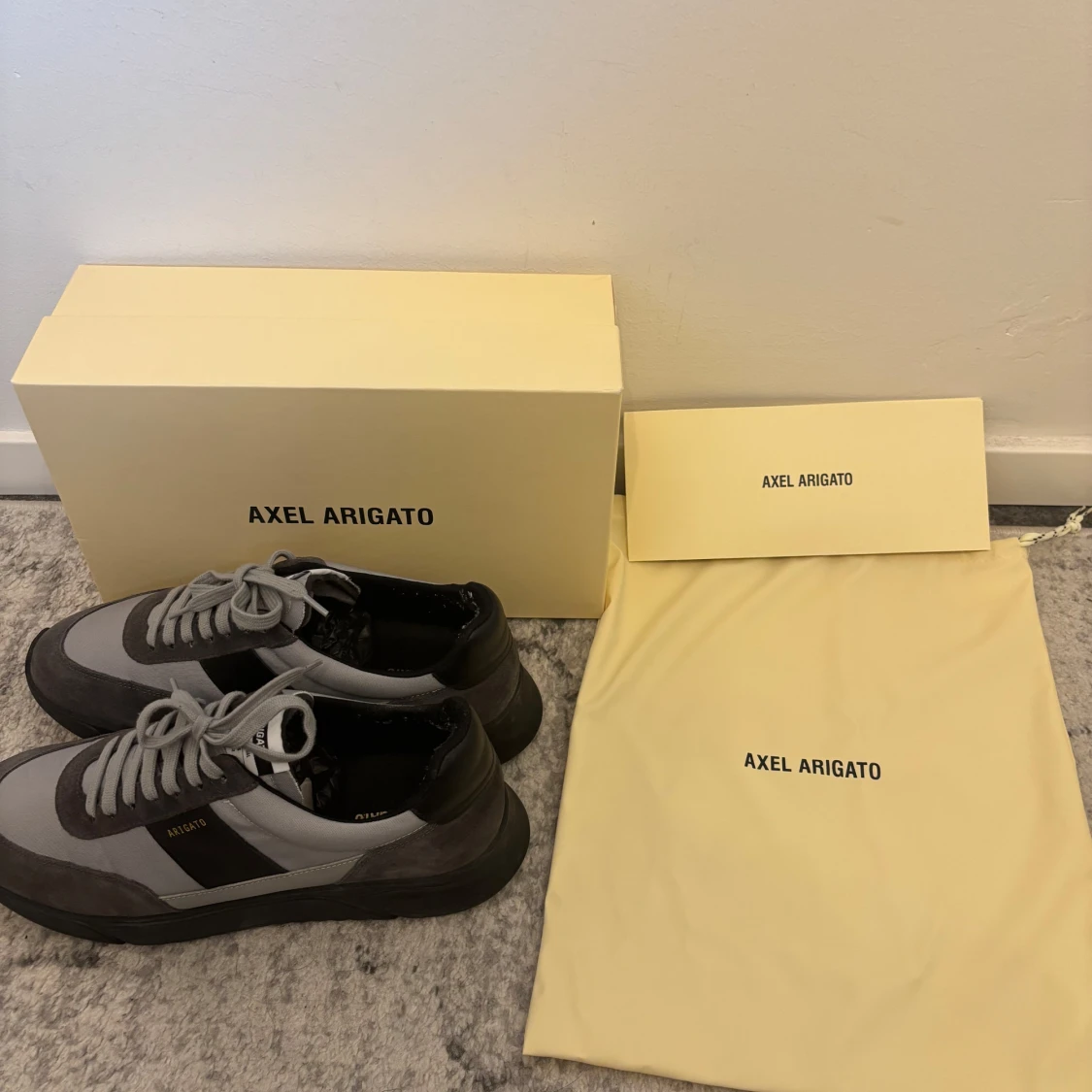 Grå sneakers från Axel Arigato