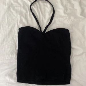 Topp  - Jätte fin topp från gina tricot i storlek L, säljer då den va för stor! Priset kan diskuteras!💞