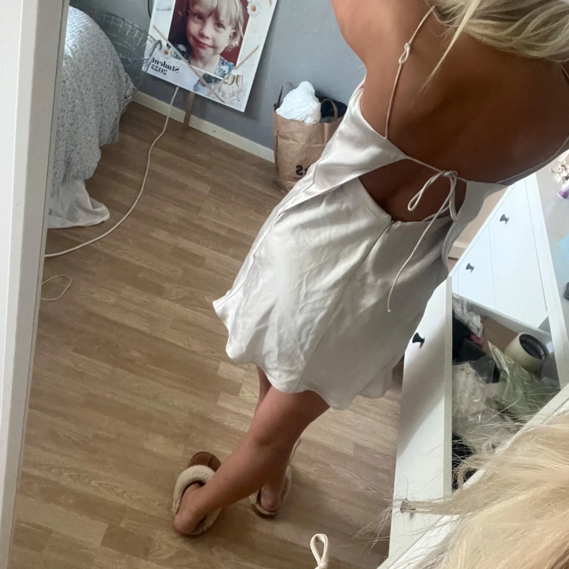 Vit satinklänning med öppen rygg - 2