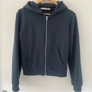 Marinblå zip hoodie - En marinblå zip hoodie, använd fåtal gånger. 