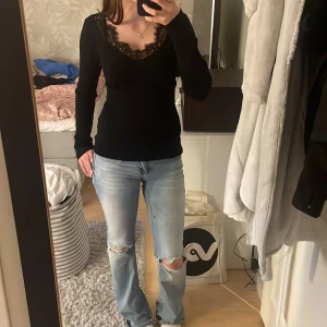 Svart ribbad spets topp från Anna Field - Jättesnygg svart v-ringad låmgärmad från Anna field. Stretchig och passar till typ allt! dm:a om mått💕