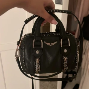 Svart handväska Zadig & Voltaire - ⚠️NTRESSE KOLL⚠️jag vill kollar hur mycket folk hade velat köpa dena! Den är jätte fin köpt för 1 år sedan. De ända slitningar som finns är att silvret har rostat lite men inget man läger märkte till🙏🏽💓vill gärna ha minst 1700 för den och om jag säljer kommer ta högsta budet!💓💓