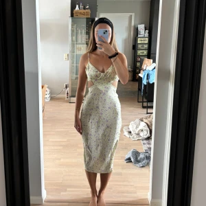 Klänning  - Helt magisk sommarklänning från bershka. Banden är justerbara. Storlek S💓