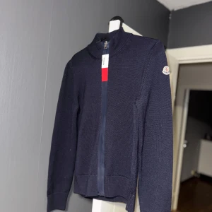 Moncler kofta - Snygg marin blå moncler kofta. Fräsh och använd 3-5 gånger. Äkta direkt från moncler.  storlek xxs