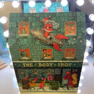 The Body Shop adventskalender - En tom adventskalender från The Body Shop med färgglada tecknade vintermotiv. 