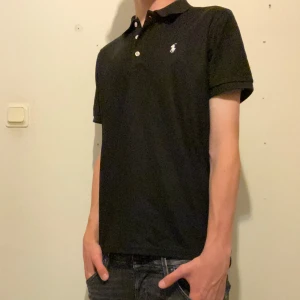 Ralph Lauren Pike - Ralph Lauren pike svart. Skick 9/10, storlek M. Vid frågor osv bara att skriva! Pris inte hugget.