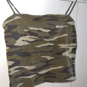 Camo topp - Camouflage topp från Gina, stl M men passar även S
