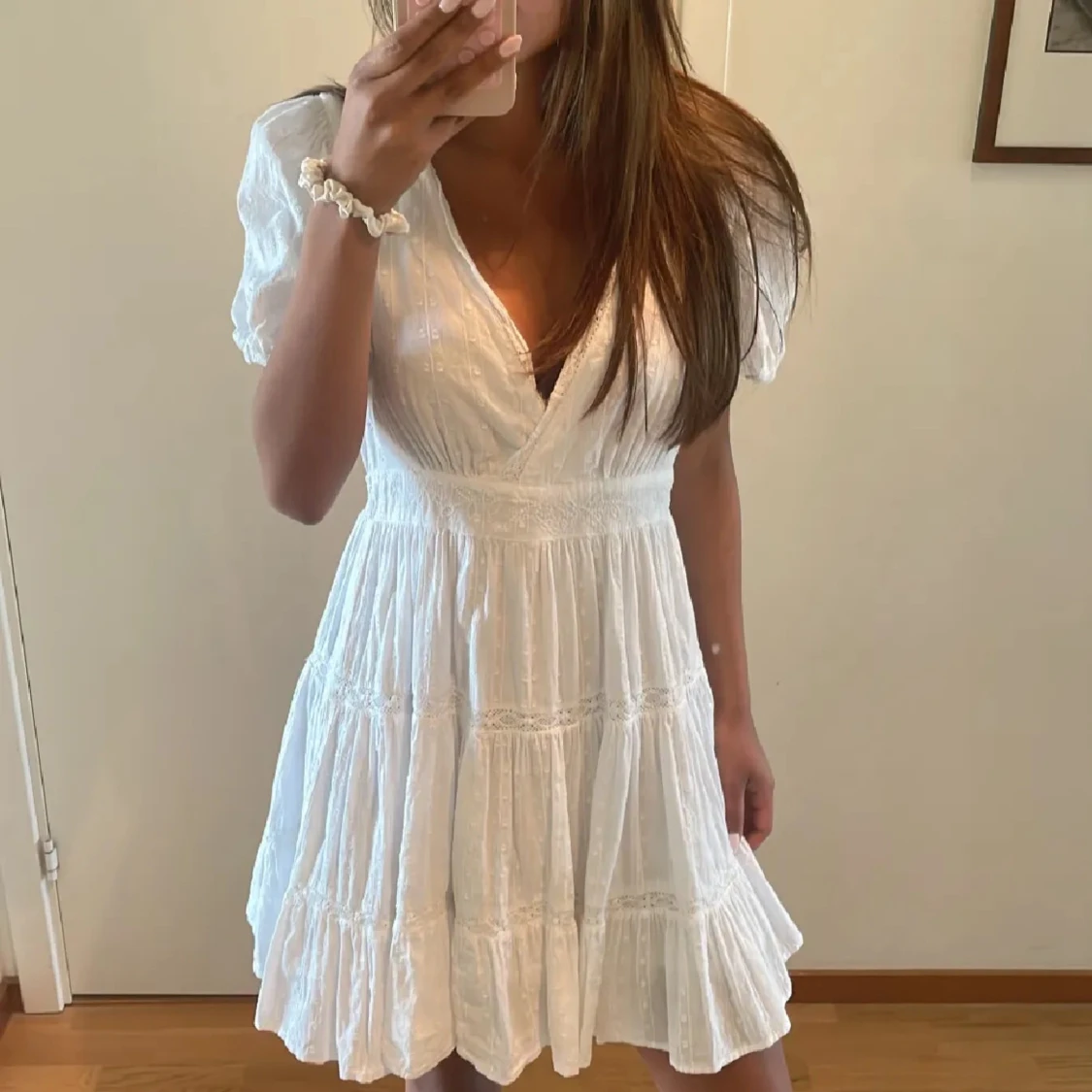 Vit omlottklänning med volang