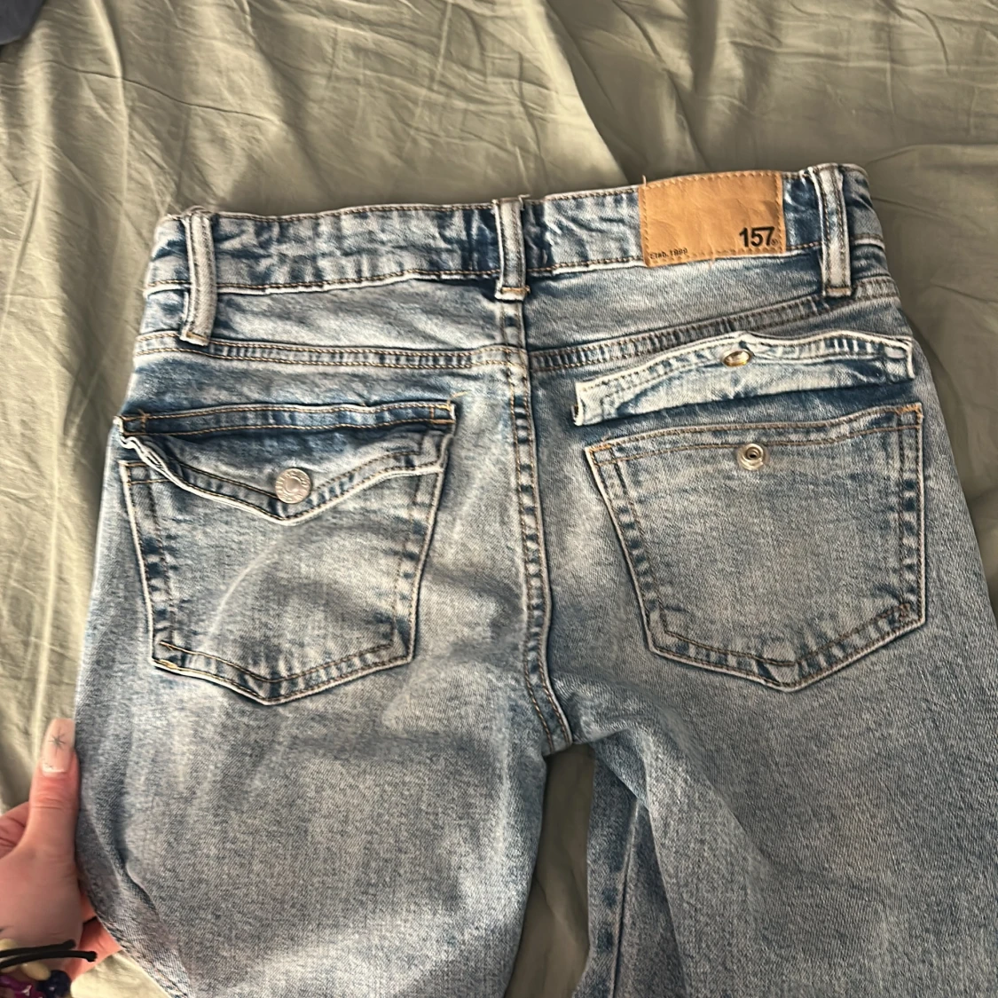 Bootcut jeans i ljusblå denim från 157 - 4