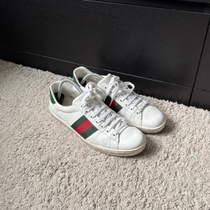 Gucci Ace *NYSKICK!* - Gucci ace i storlek 9 uk vilket motsvarar 44-43, de är i hur bra skick som helst och nästintill oanvända! Lite skit på sulan som jag kan ta bort vid önskemål🙌!