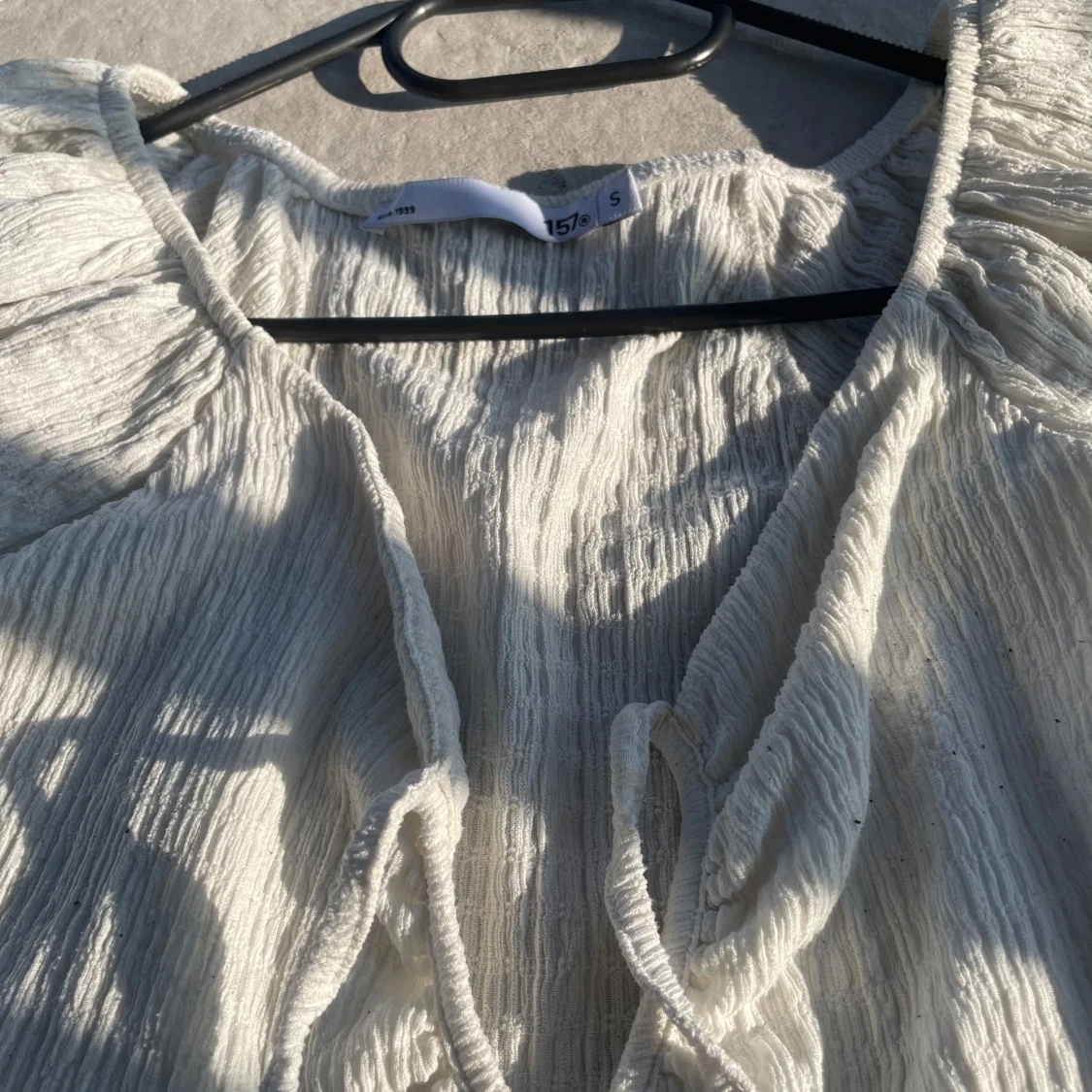 Vit blus med volangärm och knyt - 4