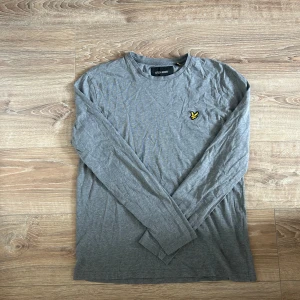 Lyle & scott tröja  - En snygg tröja i bra skick utan några som helst anmärkningar. Hör av er vid ytterligare frågor annars fritt fram att köpa!                              (Postar inom 24h)