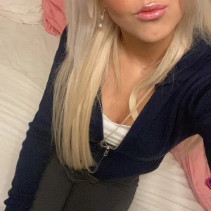 Mörkblå  zip hoodie - Från Nelly. Stickad , zip och med huva