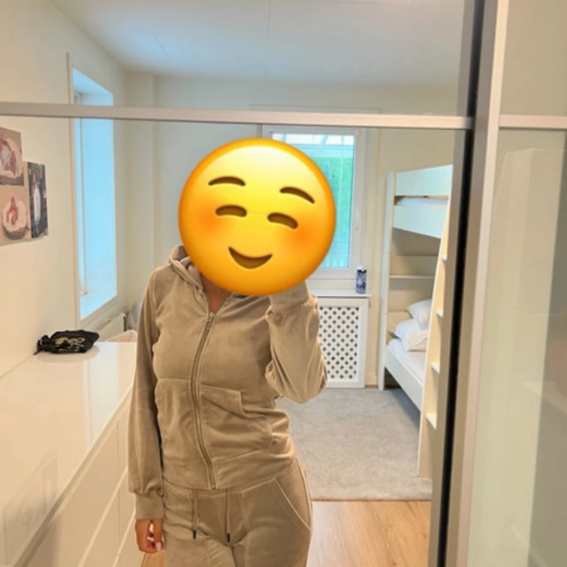 Beige mjukisbyxor i velour och kofta  - 2