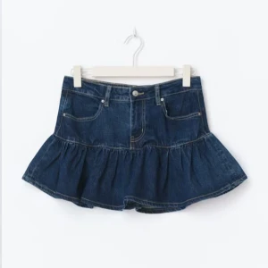 Trendig volangkjol från Gina Tricot - Supersnygg mörkblå jeanskjol med volang och klassiska fickor fram och bak. Ny utan prislapp, ej använd. Skriv om ni har fler frågor💓💓😇😇😇