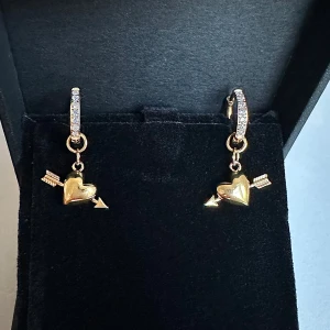 Arrow heart örhängen  - Örhängena är aldrig använda och 100 % rost- och nickelfria. Hör gärna av dig om du har några frågor ☺️ 