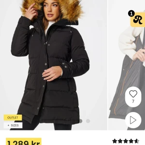 Hollies Subway jacka - Snygg svart pufferjacka med lång passform och stor huva med fuskpäls i bruna toner. Jackan har dragkedja och knappar framtill, samt praktiska fickor med dragkedja. Perfekt för kalla dagar och riktigt mysig att bära. Köpt år 2023 använd jätte ofta köpt för 2500 säljer för 1100kr