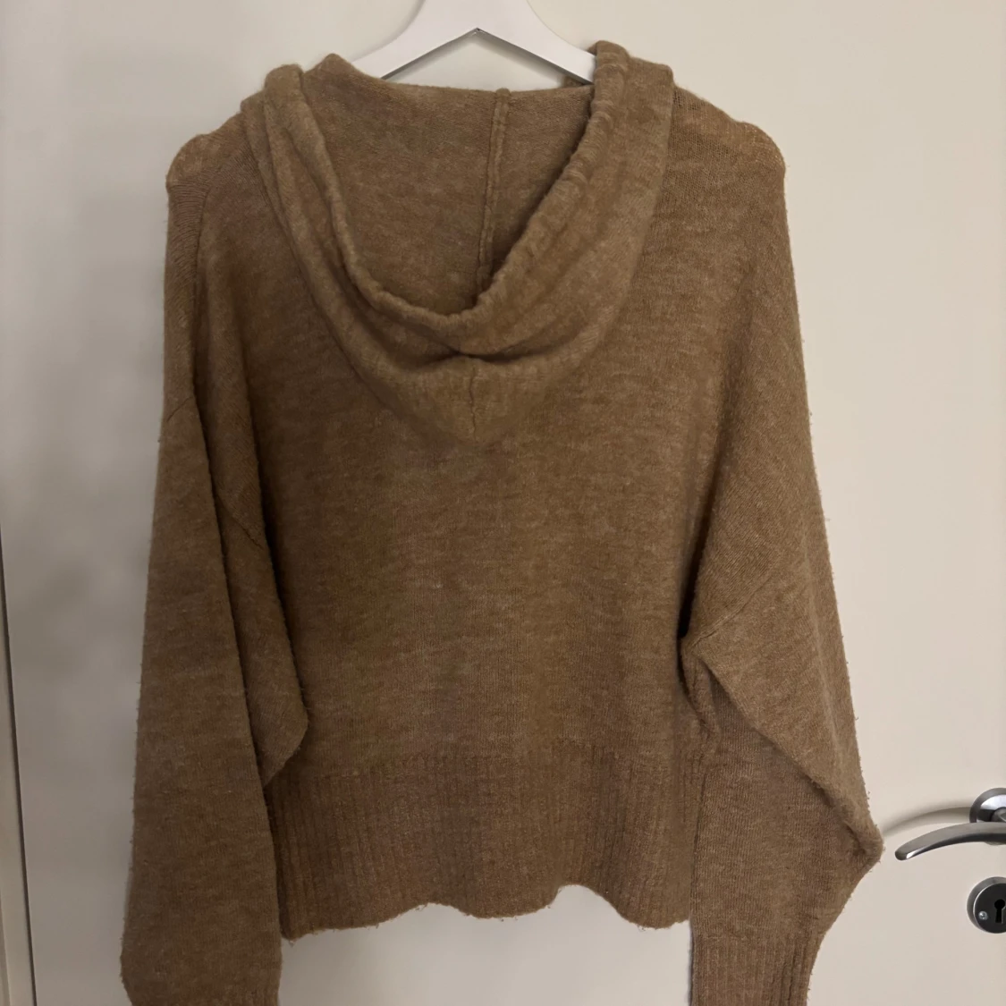 Beige stickad hoodie med snörning - 1