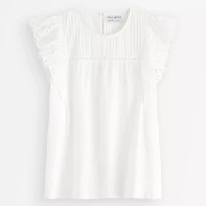 Vit blus med volangärmar Holly & White - Supersöt vit blus från Holly & White i storlek S, passar även XS. Perfekt nu i sommar, jättefina detaljer vid ärmarna. Endast testad. Säljer då den aldrig kommit till användning💞