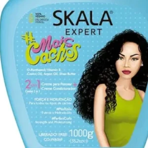Skala Expert Mais Cachos hårkräm - Stor blå burk med Skala Expert Mais Cachos, en 2-i-1 kräm för lockigt hår. Innehåller D-Panthenol, vitamin E, ricinolja, arganolja och sheasmör. Vegansk formula, 1000g. Perfekt för att återfukta och definiera lockar. Använd 1 gång. 