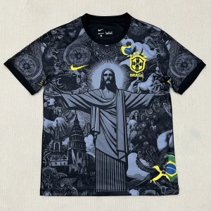 Nike Brasil svart grafisk fotbollströja - Unik svart Brasilien fotbollströja från Nike med grymt grafiskt tryck av Kristusstatyn och brasilianska symboler. Gula detaljer som CBF-logga och Nike swoosh. Tillverkad i lätt Dri-FIT material som andas. Kortärmad och med rund hals.