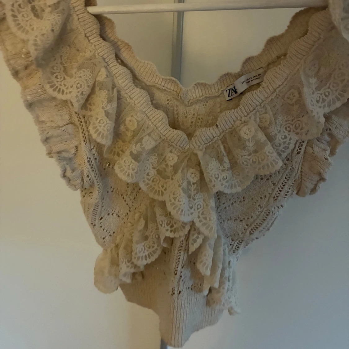 Beige spetsblus med volanger från Zara - 1