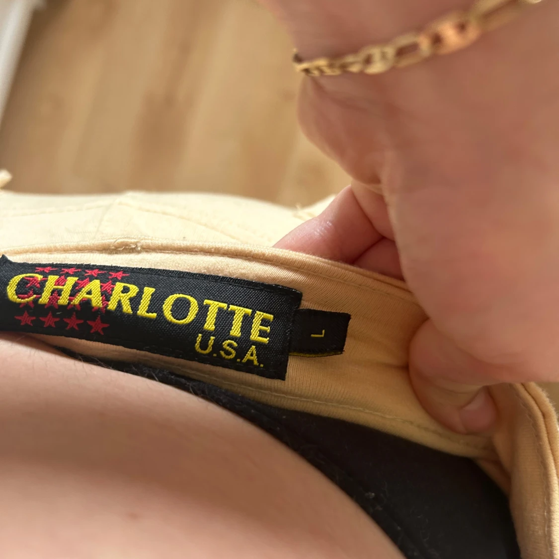 Gula bootcut byxor med broderi - 4