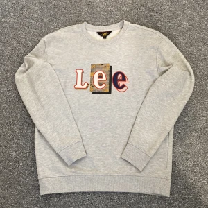 Grå sweatshirt från Lee med tryck - Lee tröja ”regular fit”. Vid frågor hör av dig.