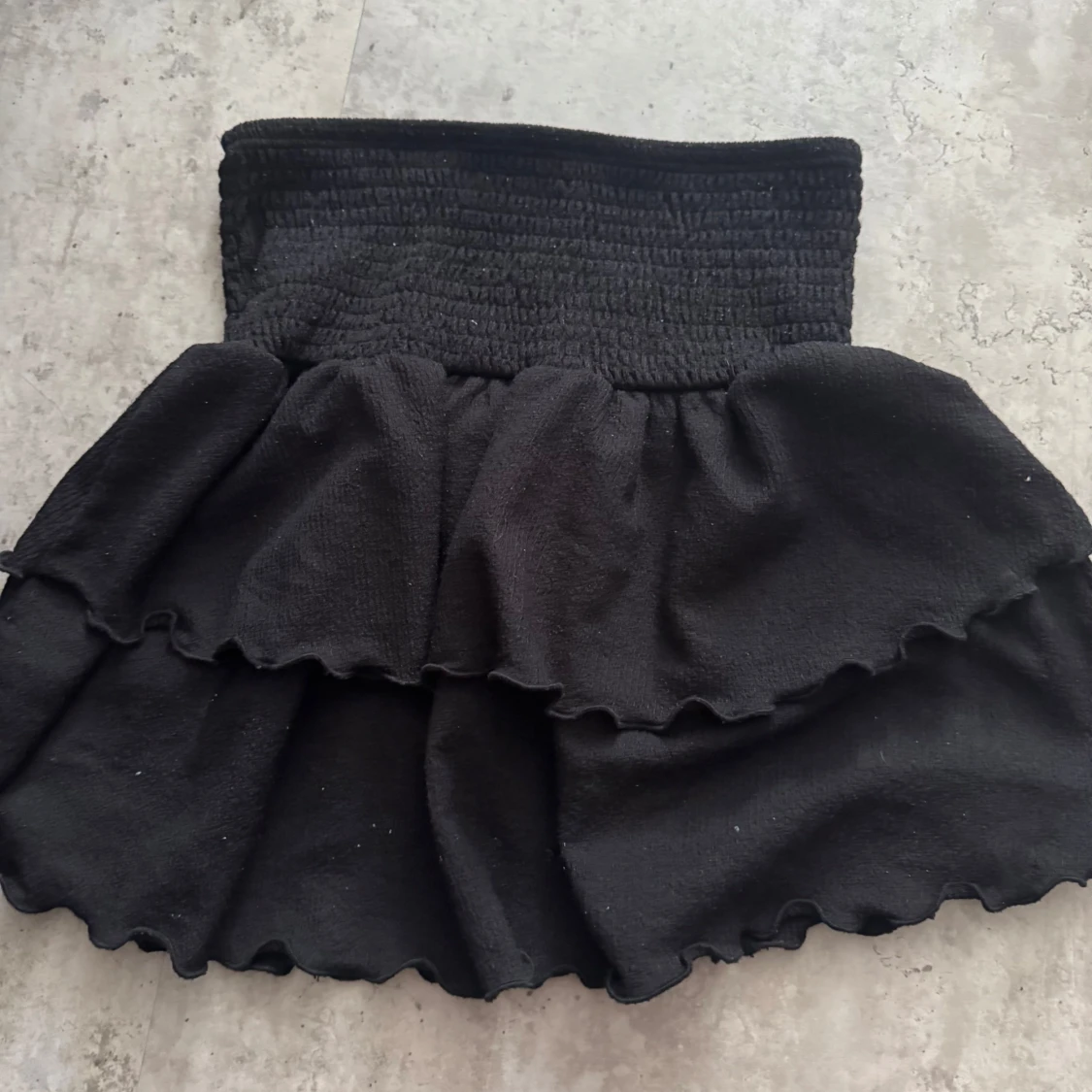 Svart volangkjol med smock