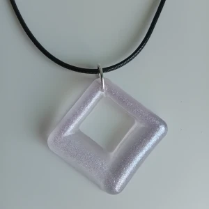 Halsband handgjort  - Tillverkat i ljuslila skimmer resin motivet är 4cm långt, bandet kan justeras. Aldrig använd