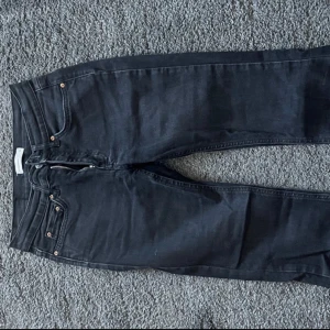 Svarta bootcut jeans - Rätt nya jeans använda ett fåtal gånger, inget som är sönder osv frf i bra skick