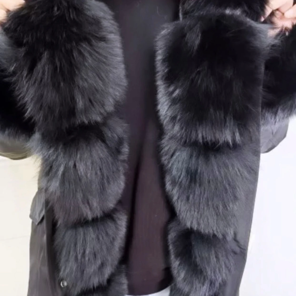 Svart pälsjacka med stor huva - 1